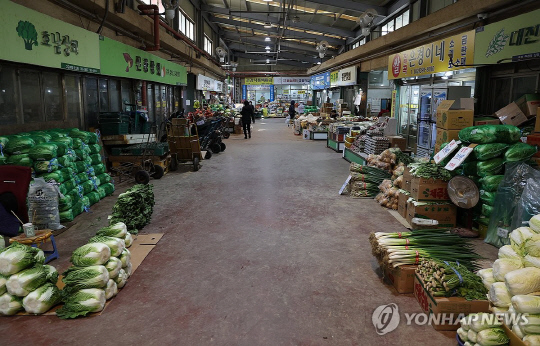 서울의 한 전통시장이 썰렁하다. 부진한 경기로 소비심리가 최악이다. 2일 정부는 올해 우리 경제성장률을 1.8%로 예상했다. 연합뉴스